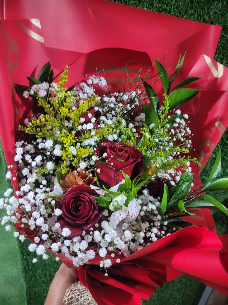 Arranjo floral de rosas vermelhas